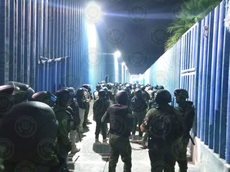 Tras el motín que dejó dos policías muertos, cesan al director del penal de La Pila