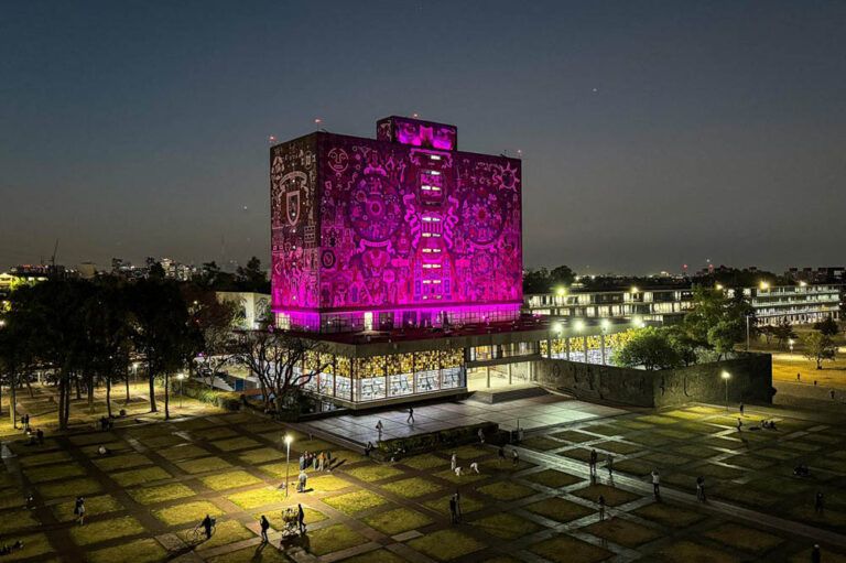 Por el 8M, luz morada destaca espacios de la UNAM