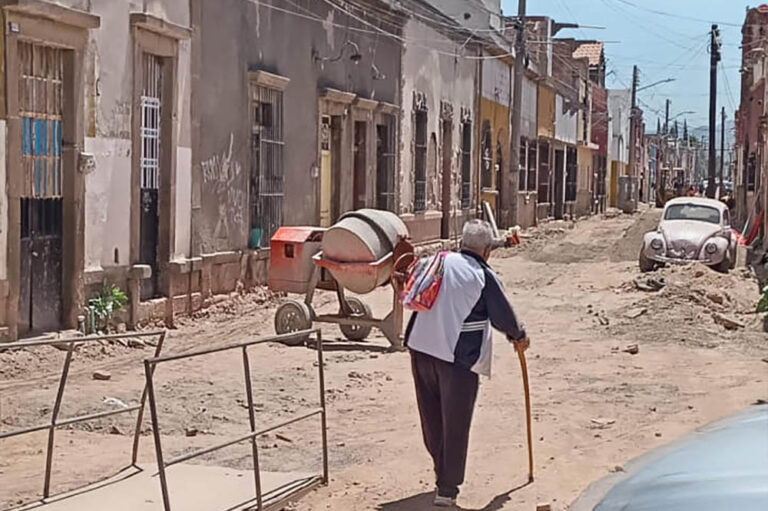 Invitan a Gallardo a caminar por las calles de San Miguelito, tras casi 8 meses de obras inconclusas