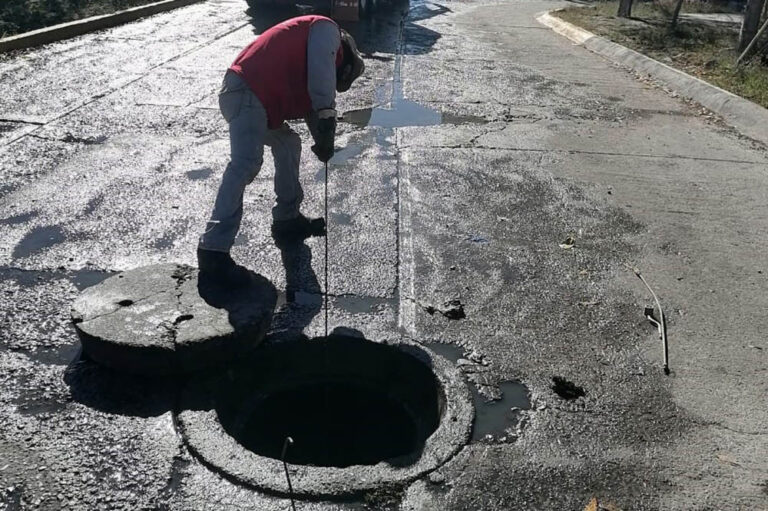 Se fuga del drenaje 50 % del agua residual