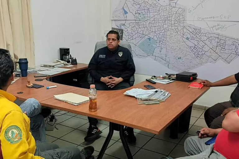 Más de 70 personas combaten incendio en la sierra de San Miguelito