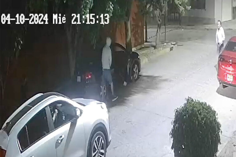 Videograban robo de vehículo en la colonia Jardín