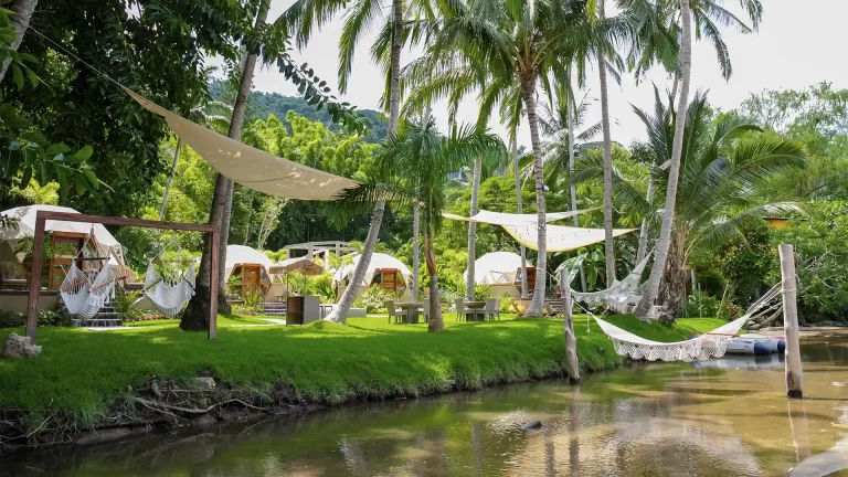 Glamping en Costalegre: turismo de naturaleza sin perder el confort