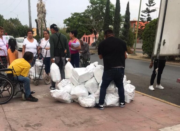 A solo 6 días de las elecciones, personal de gobierno estatal reparte despensas