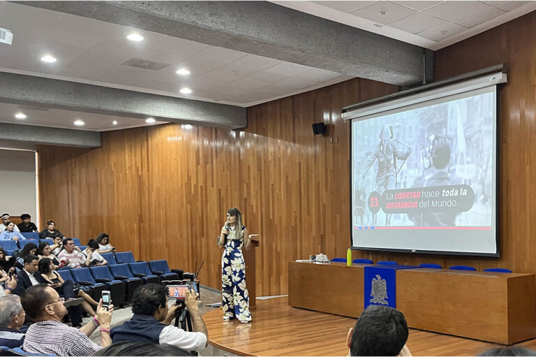 “Los programas sociales no sacan a nadie de la pobreza”, advierte Gloria Álvarez en SLP