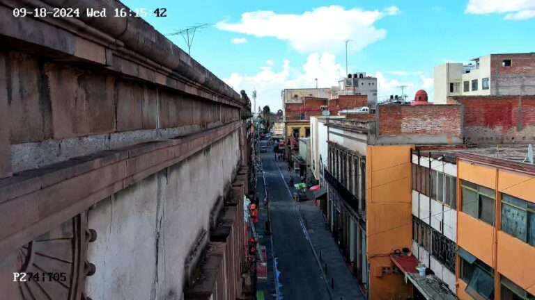 Dos trabajadores, heridos por desprendimiento en fachada de la calle Morelos