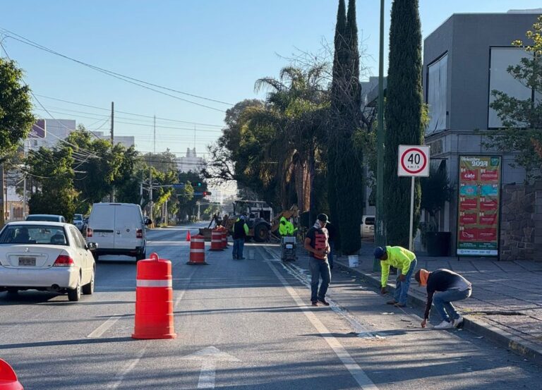 Colapsa drenaje en la avenida Carranza