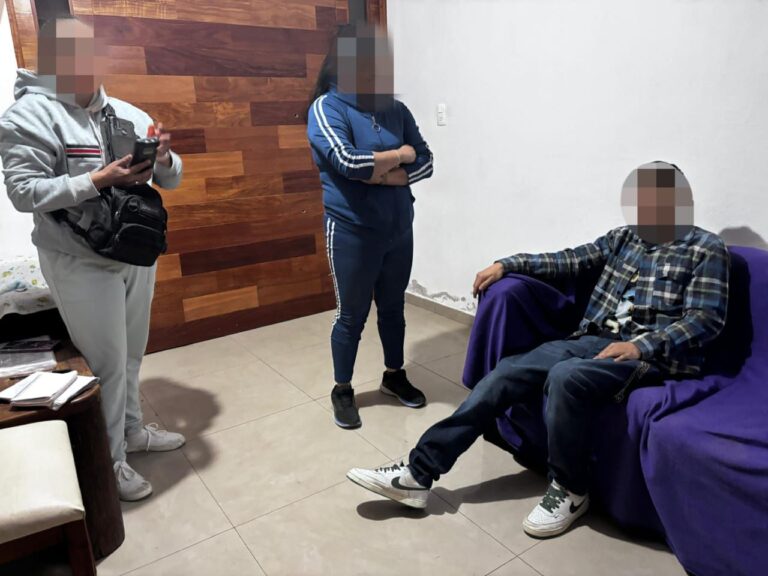 Rescatan en centro comercial a joven que sufrió un secuestro virtual