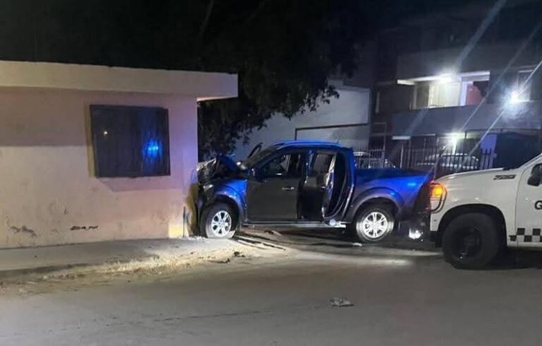 Persecución acaba en aparatoso choque; tres detenidos
