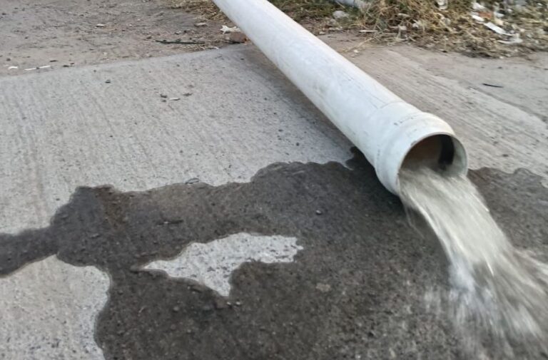 Por rehabilitación de pozo, presencia de agua en las calles de la colonia Wenceslao