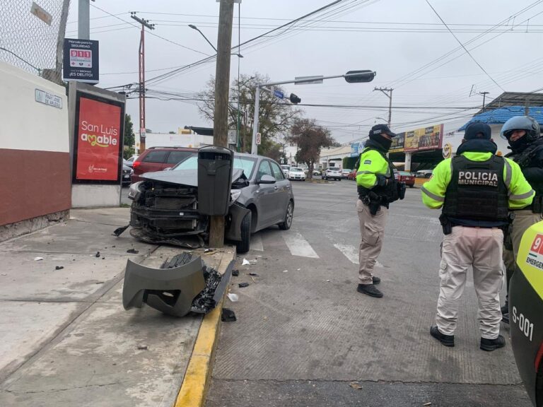 Automovilista choca contra poste en Himno Nacional y Fray José de Arlegui