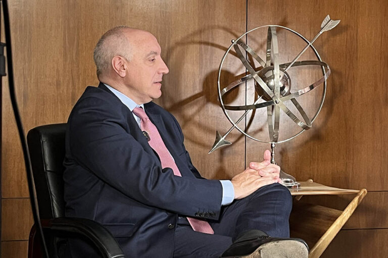 Ya sabemos que las improvisaciones y el populismo dan un mal resultado: Carbonell