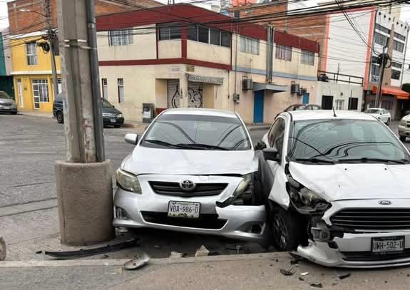 Chocan dos vehículos en Muñoz y Agustín Vera