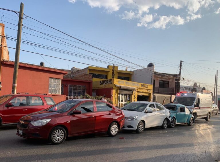 Chocan tres vehículos en la Avenida México; un herido