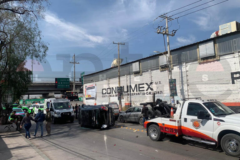 Carambola de 4 vehículos y volcadura en Valentín Amador