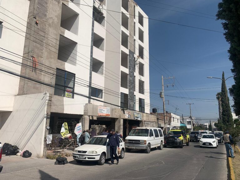 Albañiles sufren caída durante construcción de un edificio; un muerto y un herido