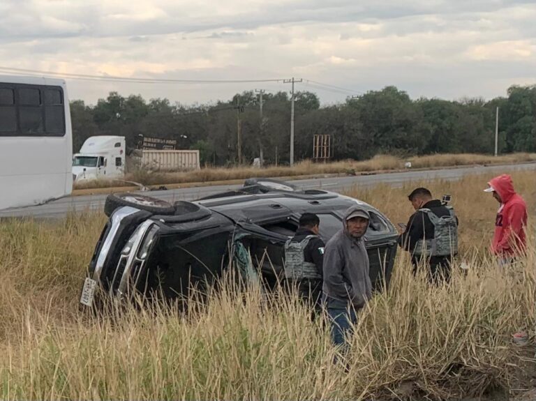 Camioneta vuelca en la carretera a México