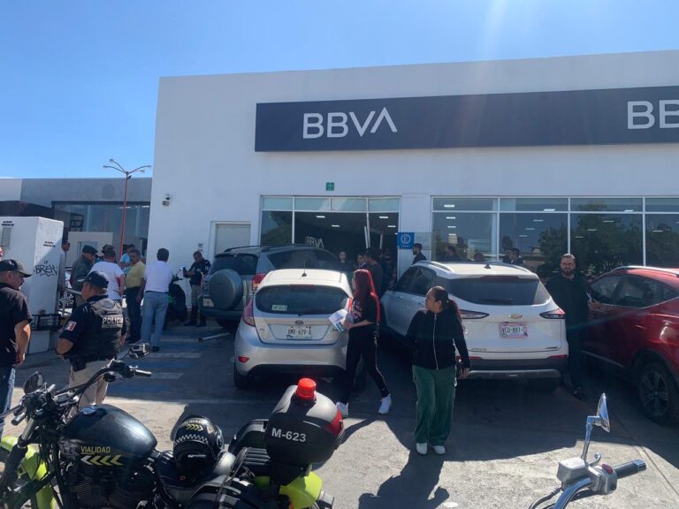 Adulto mayor choca contra la entrada de un banco