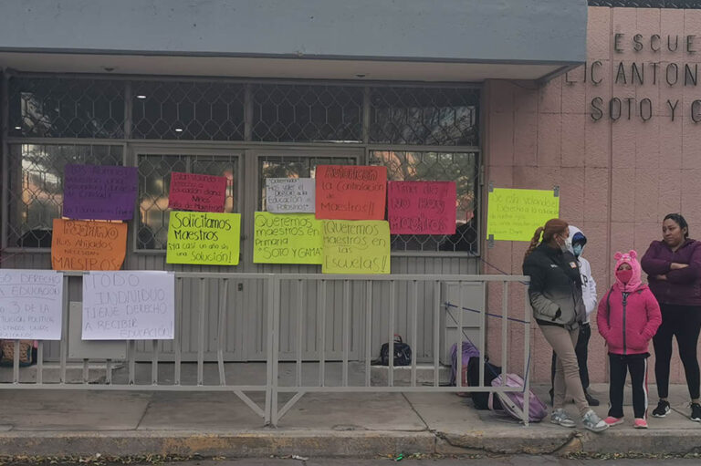 Estudiantes llevan un año sin maestros; padres de familia toman el plantel