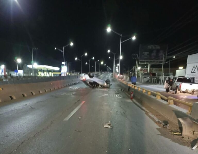 Automovilista choca contra muro de contención y vuelca en el Periférico