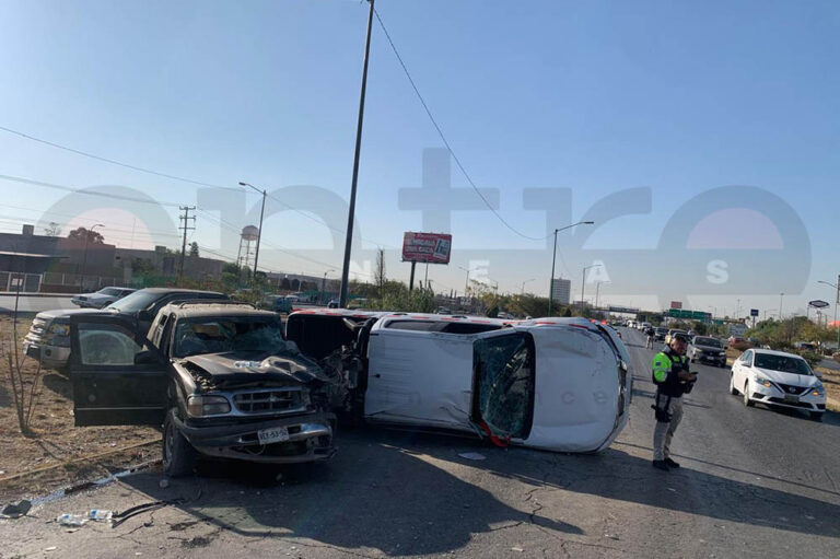 Conductor de camioneta invade carriles contrarios, choca y vuelca en la 57; dos heridos