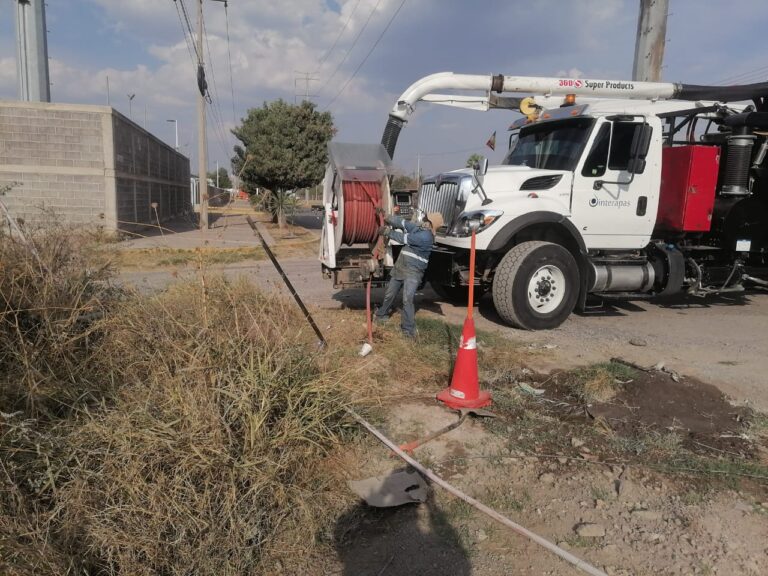 Tapón de 280 kilos de basura y lodo provocó fuga de aguas negras en la Zona Industrial