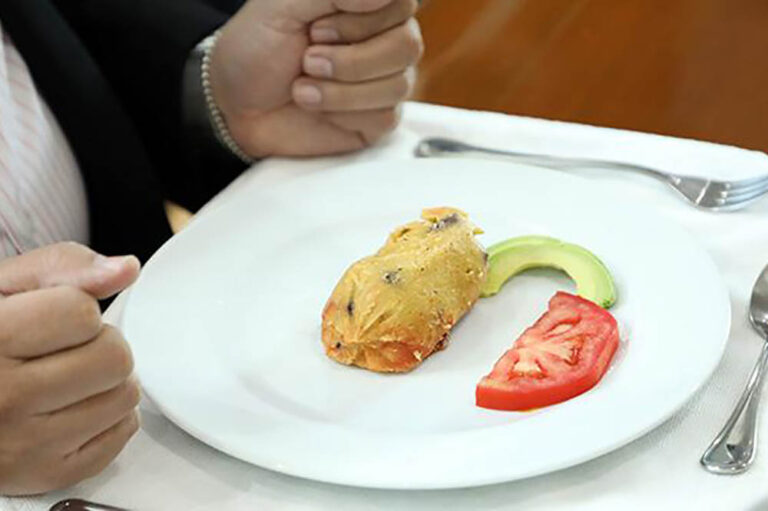 ¿Piensas comer en la Candelaria un tamal con atole? Quizá debas correr dos horas, según el IMSS