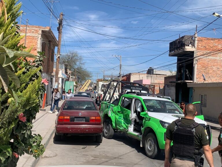 Camión choca contra una patrulla y la proyecta contra tres autos estacionados