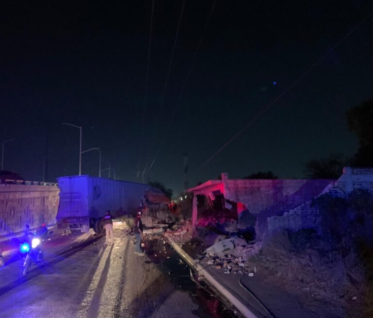 Trailero choca contra dos locales en obra negra y derriba dos postes