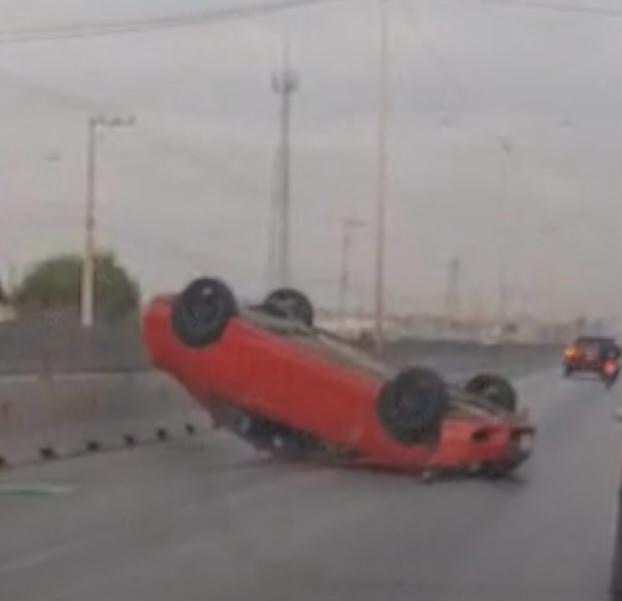 Conductor sufre volcadura en el Anillo Periférico