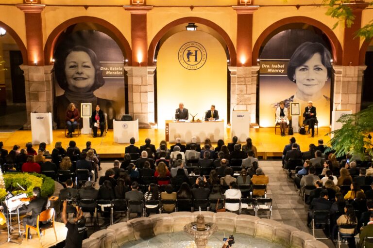 Isabel Monroy Castillo y Estela Morales reciben el Doctorado Honoris Causa de la UASLP