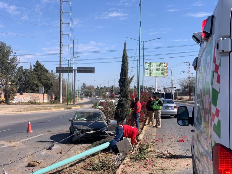 Automovilista derriba poste de alumbrado en la carretera 57