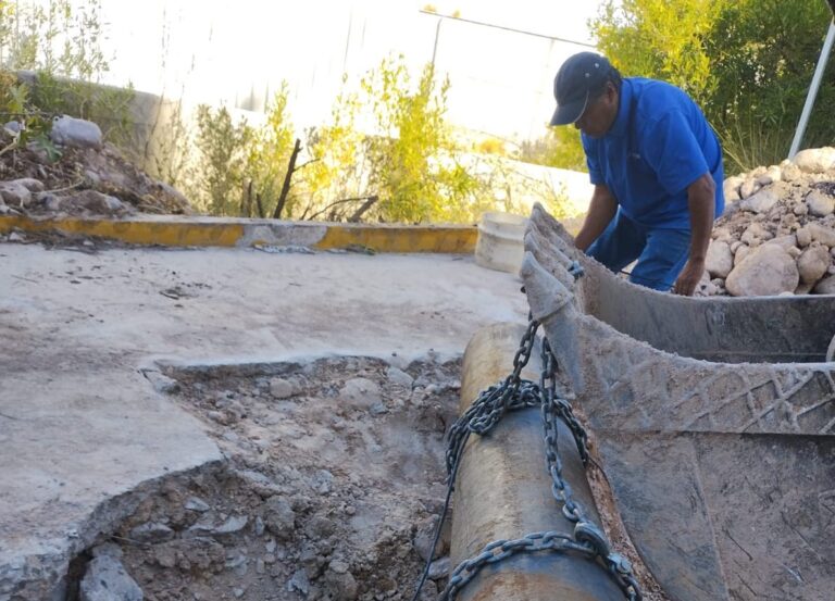 Reparan enorme fuga de agua detectada debajo del muro de una escuela en Lomas