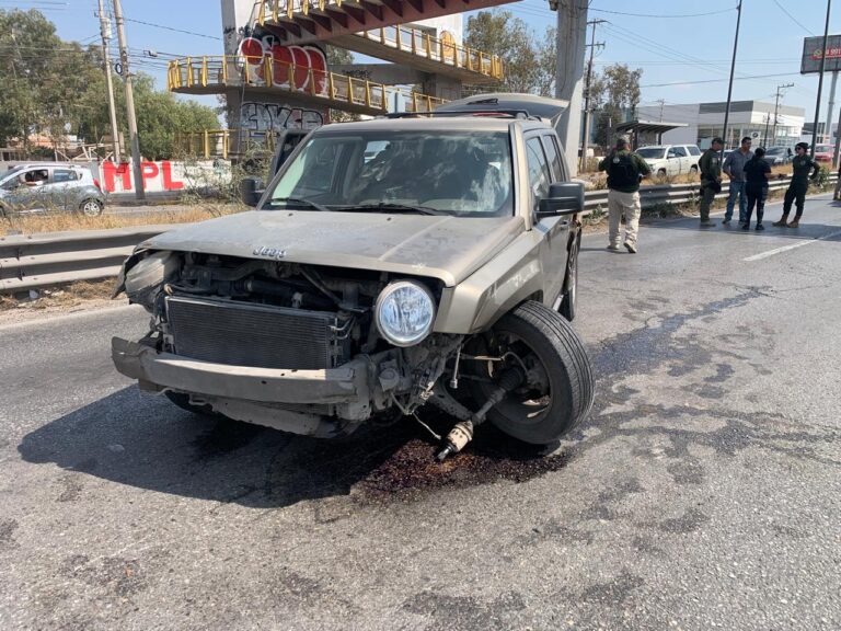 Camionero huye tras aparatoso choque