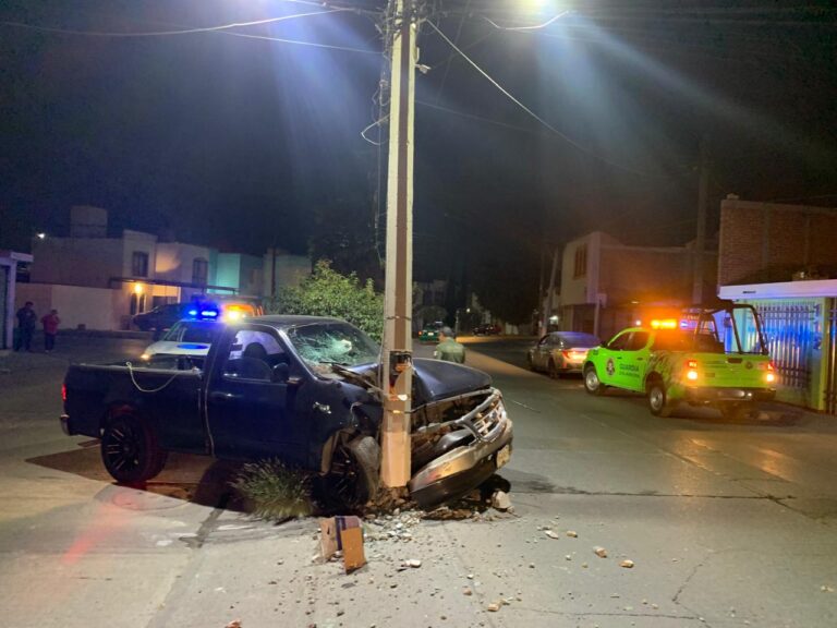 Conductor abandona camioneta tras chocar contra un poste