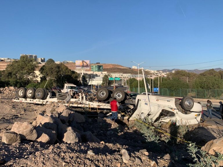 Fallece trailero luego de volcar y derribar dos postes de alumbrado