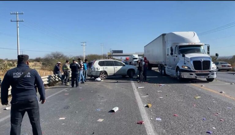 Camioneta vuelca en la carretera a Villa de Reyes