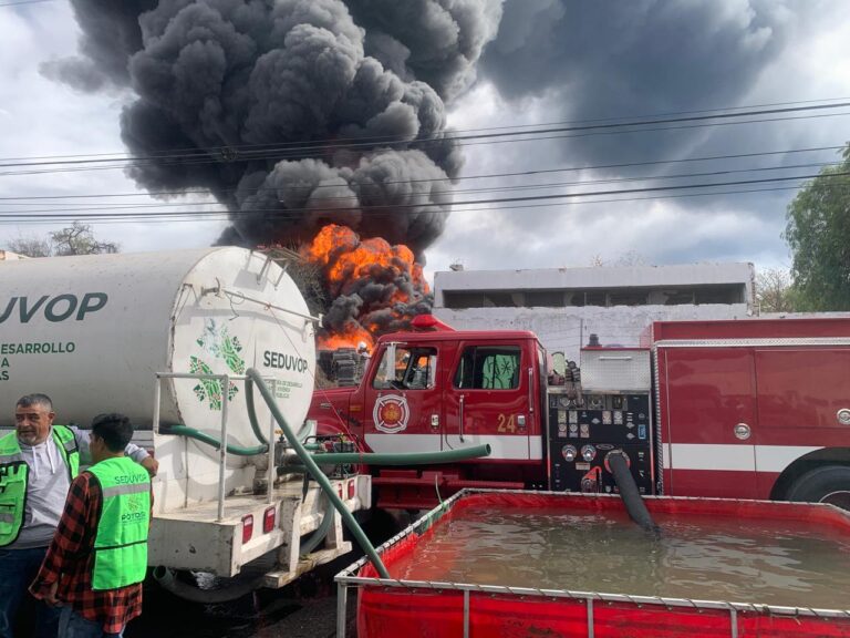 Evacuaron cuerpos de emergencia a más de mil personas por incendio en bodega