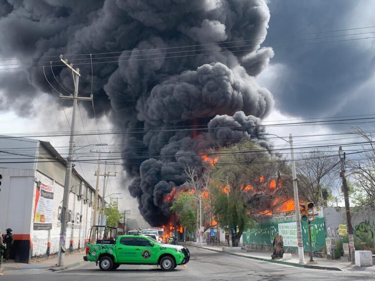 Arde almacén de tarimas de plástico en la carretera a Matehuala