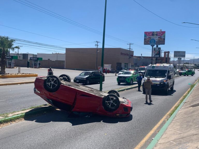 Conductora choca contra un Civic y lo hace volcar