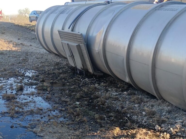 Vuelca tanque con líquido para elaborar PET