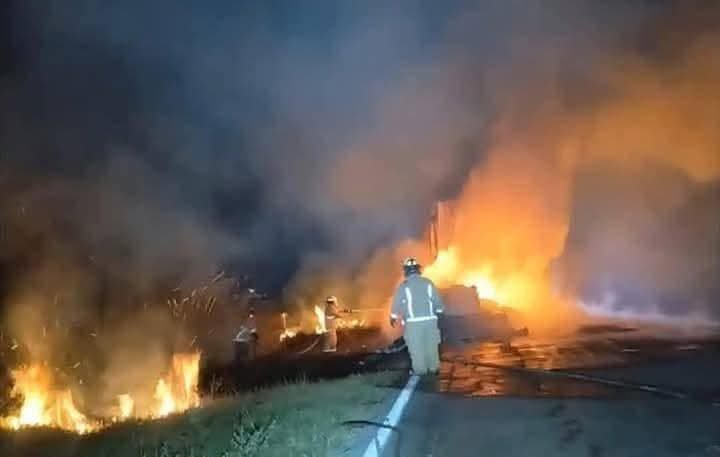 Se incendia pipa en la carretera Valles-Tampico