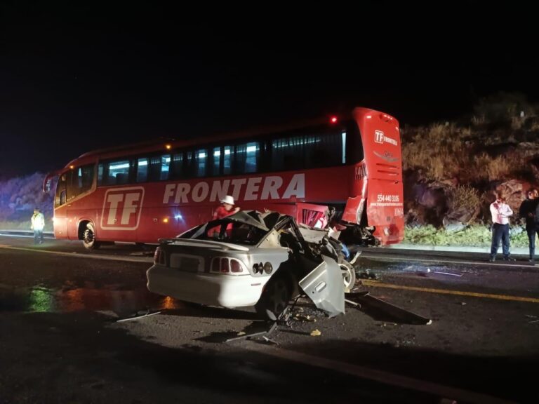 Grave, elemento de la Guardia Civil tras chocar su Mustang contra un autobús