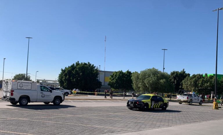 Asesinan a hombre dentro de camioneta en estacionamiento de Bodega Aurrerá