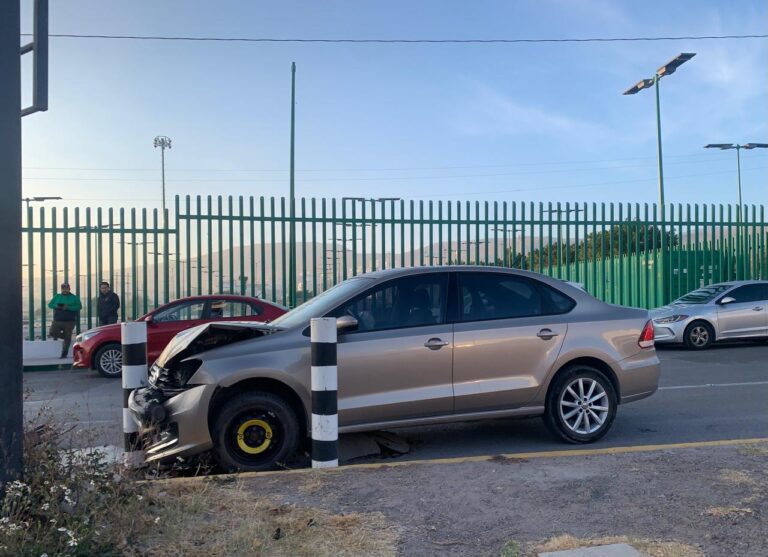 Automovilista se impacta contra unos postes frente a la Fenapo