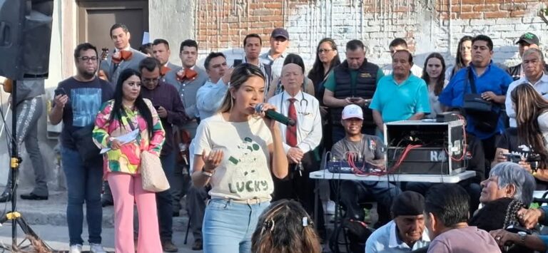 Hasta con mariachi arrecia Ruth González campaña rumbo al 2027