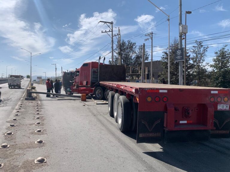 Viento derriba señalamiento de la SCT en el Periférico
