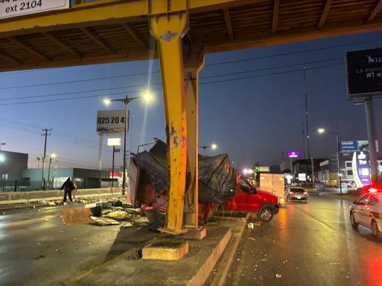 Choque provoca daños en puente peatonal de Salvador Nava