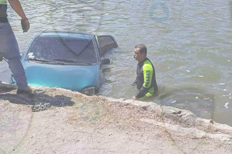 Chevy termina semisumergido en la Cañada del Lobo