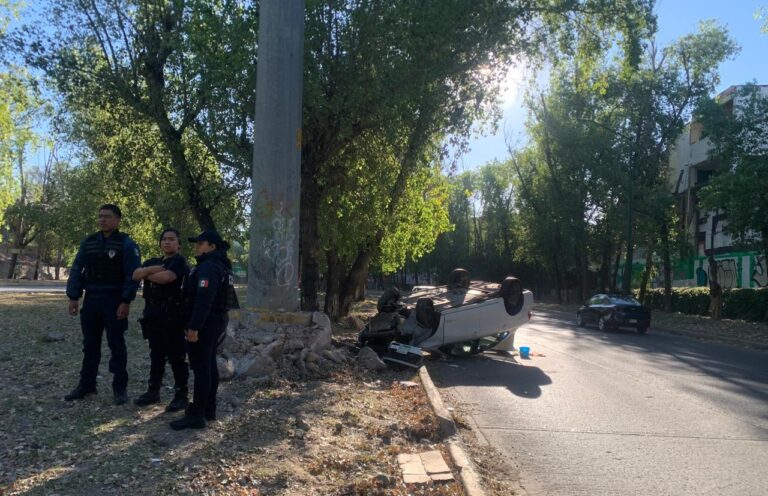Conductora vuelca en el bulevar Río Santiago